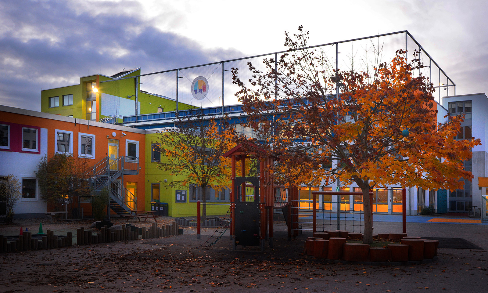 Metropolitan School Frankfurt, extension with roof sports field