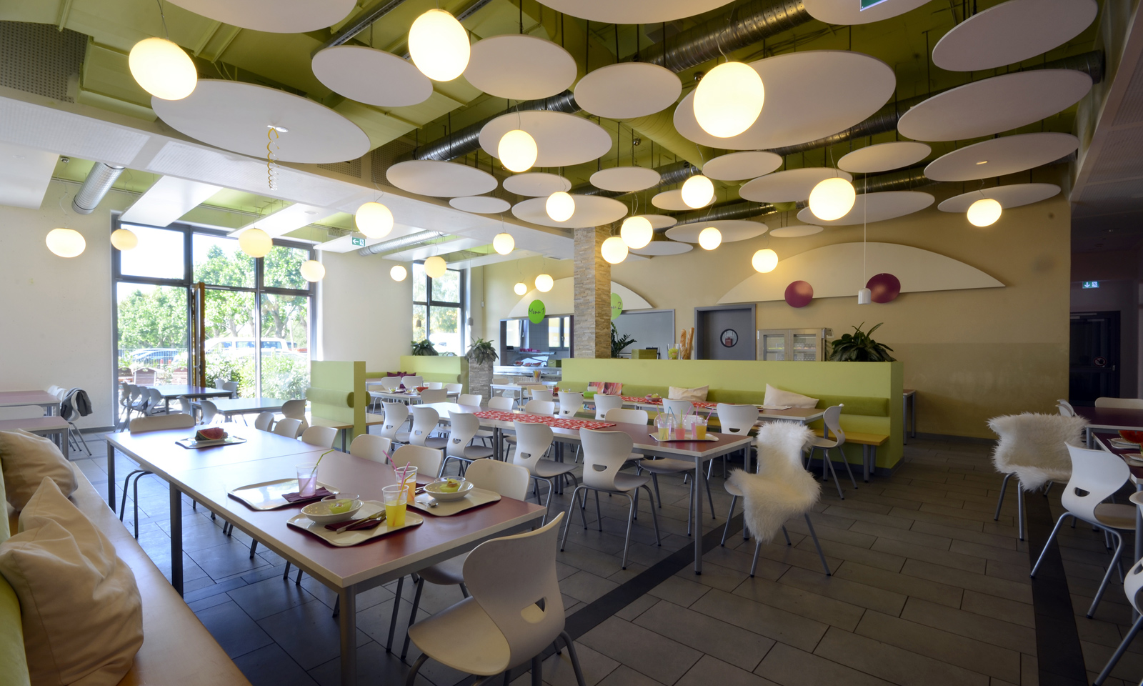 Design for low noise level in the school canteen of MSF in FFM for 180 children