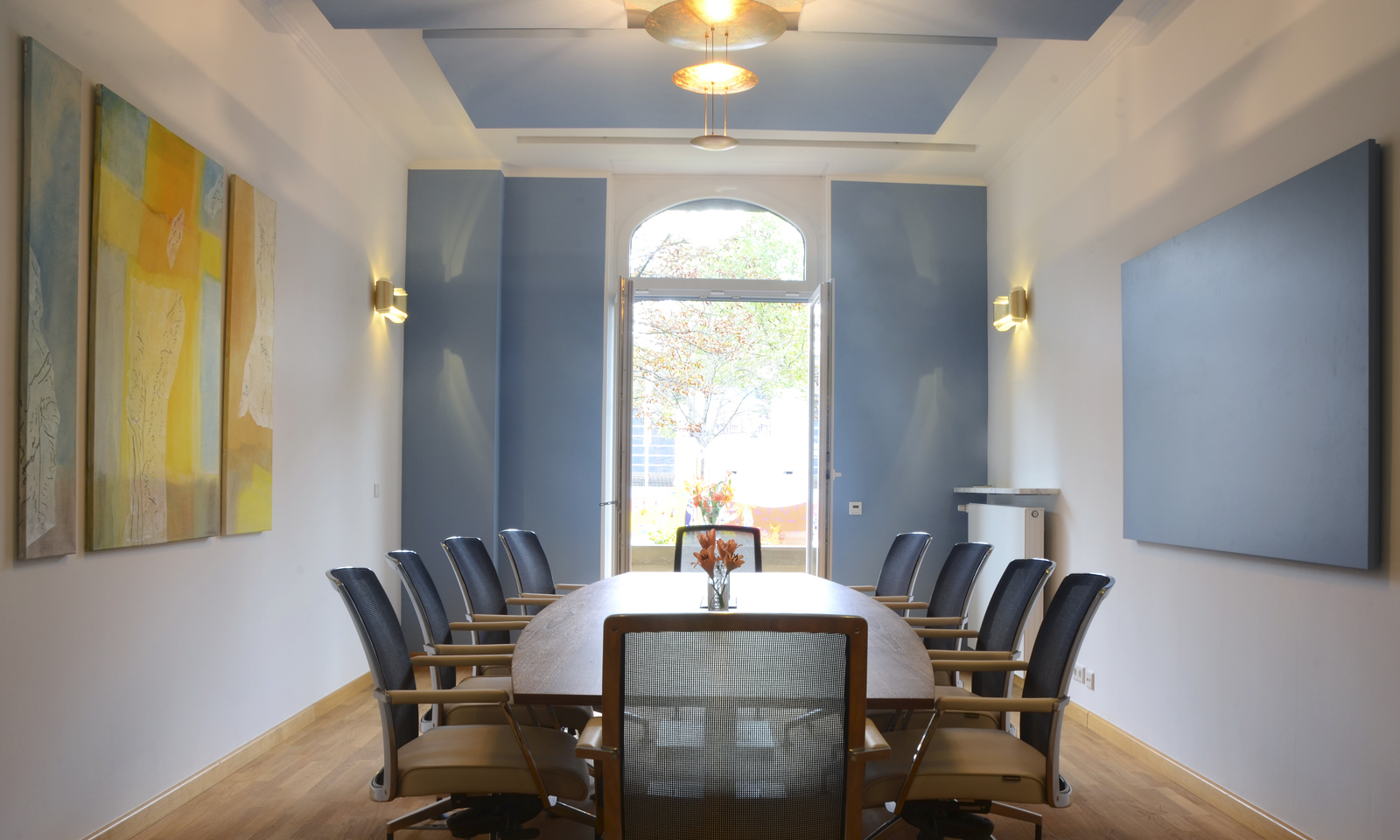 Conference room with elegance and modern technology for high speech intelligibility 